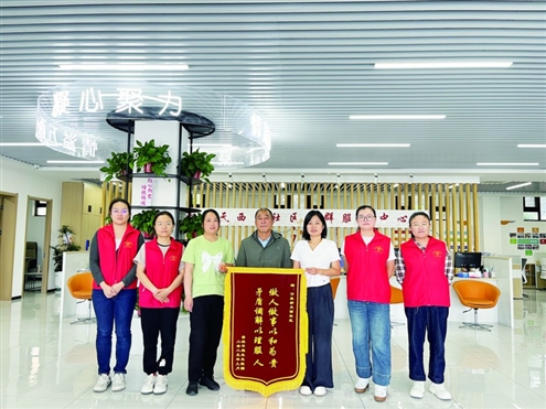 贺先生为社区工作人员赠送锦旗